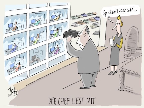 chef liest mit spähsoftware arbeitsplatz